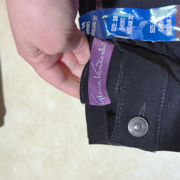 Gloria Vanderbilt Amanda Woman's Black size 10 short - Picture 2 of 8